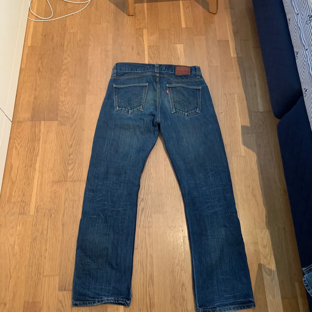 Strl: W32 L30 Säljes då de var för små för mig. Pris 250kr + frakt. Jeans & Byxor.