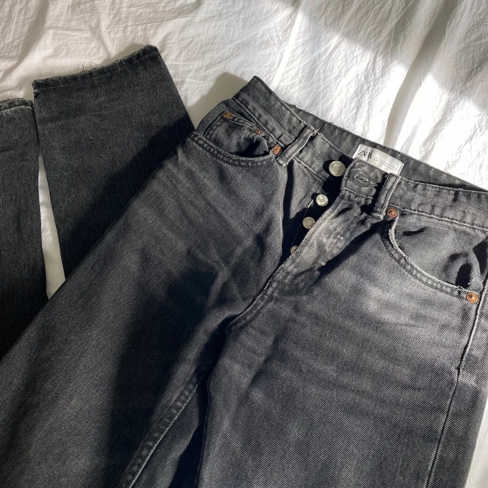 Grå mid rise jeans från zara, tror inte dessa säljs längre. Strl 32. 350+frakt❤️‍🔥👌🏼(två första bilderna är lånade från Pinterest). Jeans & Byxor.
