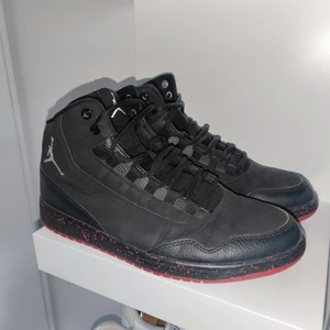 Jordans - Ett par random Jordans som knappt är använda i storlek 44 köpta på footlocker för 1250kr för några år sedan. Lådan finns kvar, fler bilder kan tas