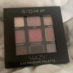 Sigma haze eyeshadow palette  - Jätte vacker ögonskuggspalett från sigma, helt orörd. Brukar inte använda ögonskuggor så tänker att det är bättre att sälja den🥰 Nypris: 249kr Pris kan diskuteras 😄  