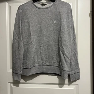 Sweatshirt  - Grå sweatshirt från Lee. Aldrig använd:)