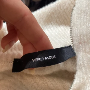 En sticka poloväst  - En vit stickad väst❤️ den går upp till halsen men har en silvrig dragkedja som man kan Justera hur man vill ha den.