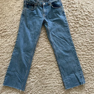 Lågmidjade jeans - Säljer dessa supersnygga lågmidjade jeans pga att de inte kommer till användning. Använda 1 gång så i väldigt bra skick. Skulle säga att längden passar 160cm ish.🥰