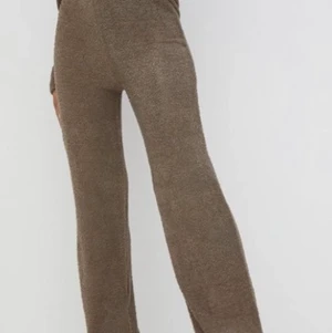 Byxor nelly - Säljer dessa mysiga byxor från Nelly. Tall girl friendly. Strl M. Ord. pris 329kr  Säljes för: 105kr + frakt! 💓 DM för fler bilder.  (postad 14/09/22) 