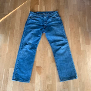Levis 501 - Trendiga Levis 501 i blått. Som nya