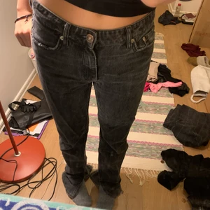 Zara jeans mörkgråa - Sköna, lite långa men dunder snygga jeans från Zara. De är mörkgråa och har längst ner ett snitt.