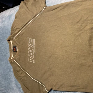Nike vintage sweatshirt - Ska sälja denna vintage Nike sweatshirten i olivgrön, bra skick bortsett från fläckar på armen (tredje bilden) storlek L, men skulle säga att den sitter lite oversize. Tar emot bud, men köparen står för frakten.