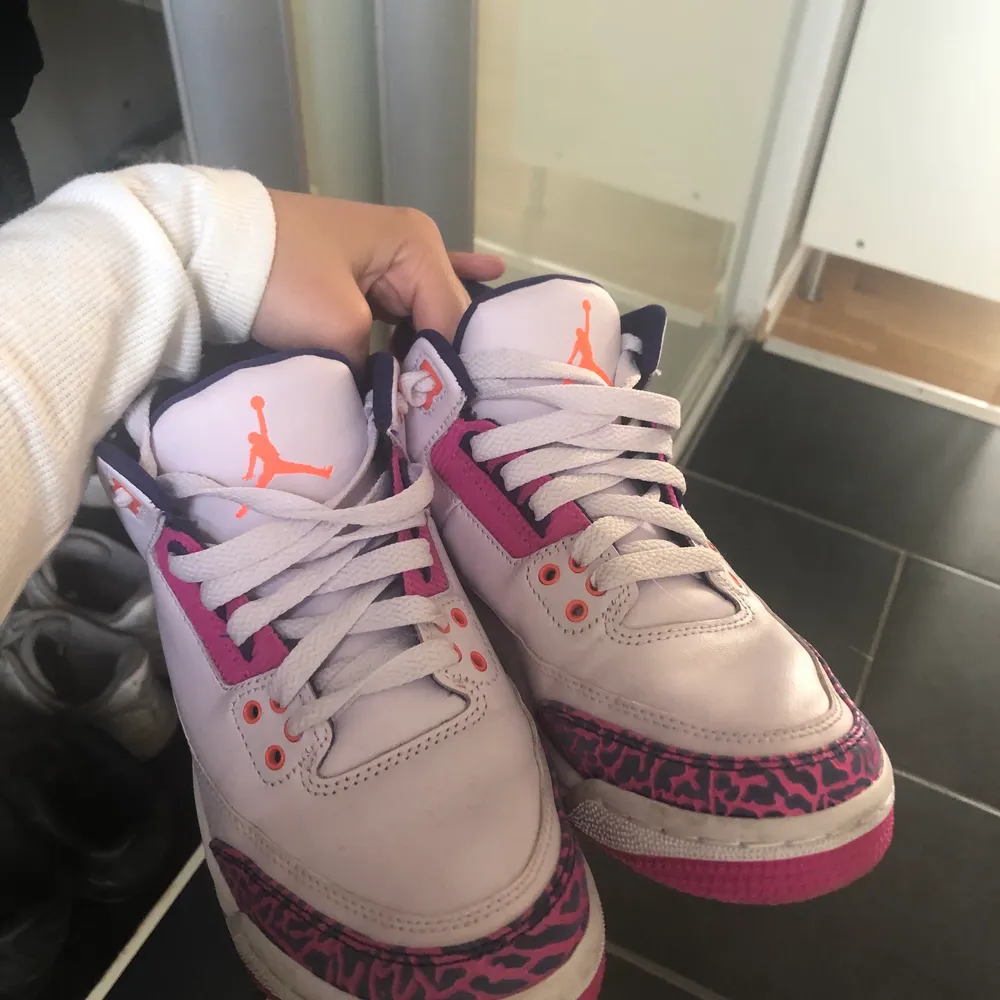 Säljer mina jordans då jag aldrig använder dom längre , frakt 66 kr spårbar . Kengät.