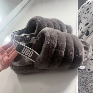 Uggs tofflor  - Säljer dessa varma och gosiga tofflorna, man kan använda dom både inne och ute, köparen står för frakt🤍