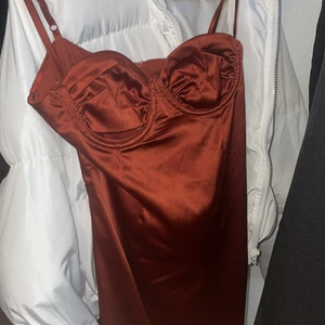 Fashion Nova klänning - Fin klänning från fashionnova i storlek S, passade inte mig därav säljer jag🤍(sista bilden visar hur den ser ut på)