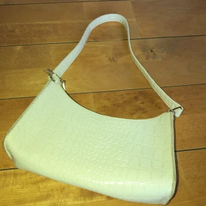 Väska  - Fin vit väska . Frakt tillkommer på 15kr