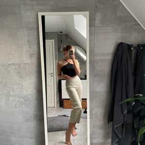 Skinnbyxor - Ett par beiga skinnbyxor från Gina tricot i storlek XS 🤎🤎