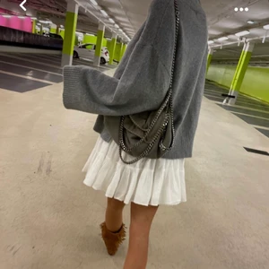 Zara klänning  - Säljer den superpopulära zara klänningen! Jättefin att ha som den är eller att ha med en tröja över. Endast använd 1 gång. 