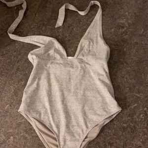 Baddräkt  - Baddräkt från H&M, liten i storleken så ungefär 37/38! Aldrig använd, köparen står för frakten!(frakten är 63kr)