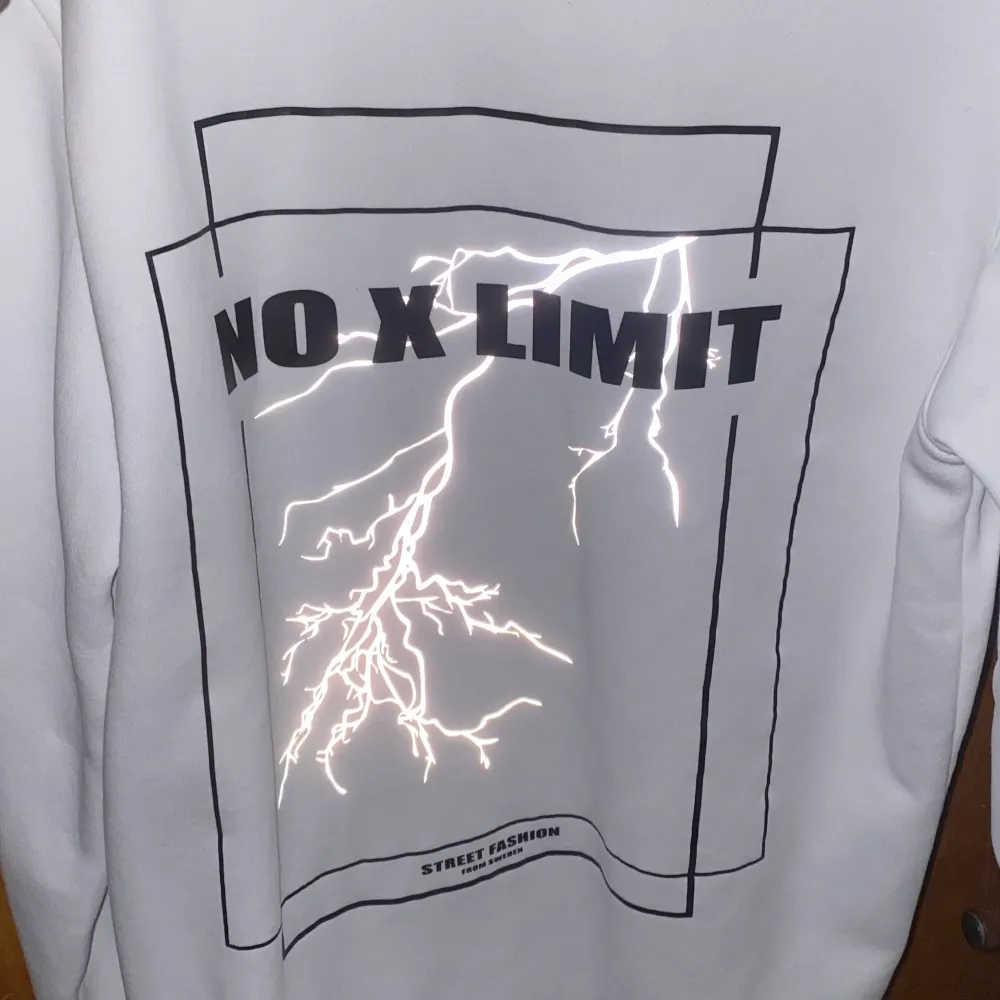 Säljer min hoodie från No X Limit🤍Sparsamt använd, nypris 299🤍storlek S passar XS/M. Hoodies.