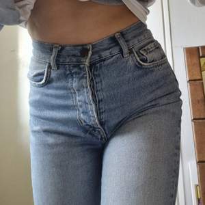Mom jeans som blivit använda ganska flitigt. Köpta på Gina Tricot. För små för mig. Knappar istället för dragkedja.  Köparen står för frakten! Kan mötas upp eller skicka. ❤️