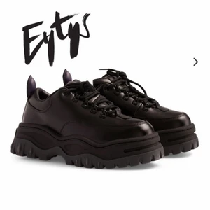Eytys angel leather black  - Städar ur min garderob så tyvärr måste jag bli av med dessa snygga skor.  Har inte använts så de är i perfekt skick. Perfekt för höst/vinter.