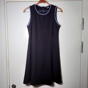 Ärmlös klänning - Svart, ärmlös klänning med dragkedja i ryggen och blåvita ränder🌿