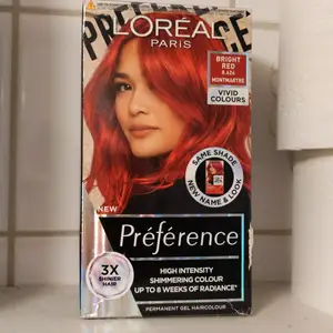 Säljer röd hårfärg då jag ångrat mig och vill testa något annat 🤭! Kontakta för frågor ❤️ Allt på bild två ingår ☺️