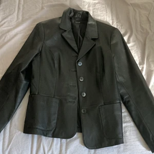 Svart konstläder jacka/kavaj  - Köpt i Plick men den passade inte mig så säljer vidare. Inte säker på storlek men skulle säga s. Bra skick 