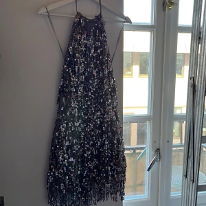 Paljettklänning  - Helt oanvänd klänning (köpte två storlekar) säljer därför den andra. 