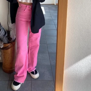 Rosa Jeans - Rosa jeans från Zara som jag köpt för här på plick för länge sedan som jag aldrig har använt. De är precis som nya! Priset kan diskuteras🤍 (lånade bilder!)