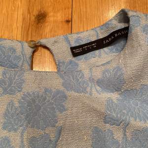 Jättegullig blå tröja/blus från Zara i vävt jaquardtyg. Knappt använd. Storlek S.