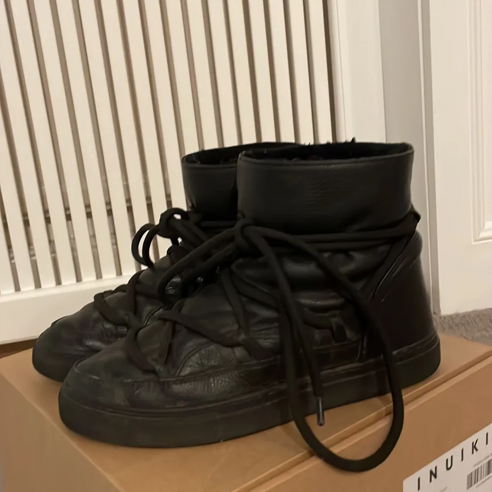 Inuikii skor i läder! 🫶 Använde hela förra vintern men hållt sig superbra och är som nya! 😍 De är inte smutsiga ❤️ Köpts för 2900, säljs för 1500 💗💗. Skor.