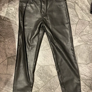Skinnbyxor - Säljer ett par svarta tajta skinnbyxor från Lager157 då dom är försmå för mig, är storlek M men skulle säga att dom är mer en S. Aldrig använda. Frakt tillkommer🥰