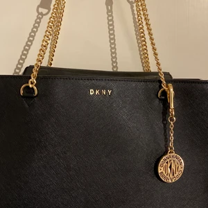 Dkny väska - dkny väska köpt 2020, knappt använd