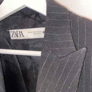 Randig kavaj  - Superfin och trendig, små vita ränder på den! 