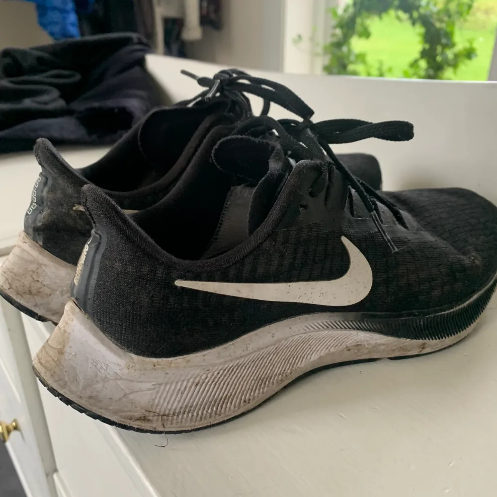 Jättesköna träningsskor från Nike! Säljer då de är för små för mig. Köptes i butik för 1 år sen, kostade 1599 nya😊Självklart tvättas de upp innan de skickas. Skriv vid frågor! 🥰. Skor.