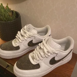 Air Force 1 Louis Vuitton customs skor - AF1 Louis Vuitton customs skor  Storlek 44 passar 43