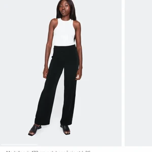 Kostymbyxor  - Säljer mina favorit byxor pga för små i storleken men dom är väl använda så dom är i ett superbra skick. Strl 34, har även ett par i storlek M som är för stora. 