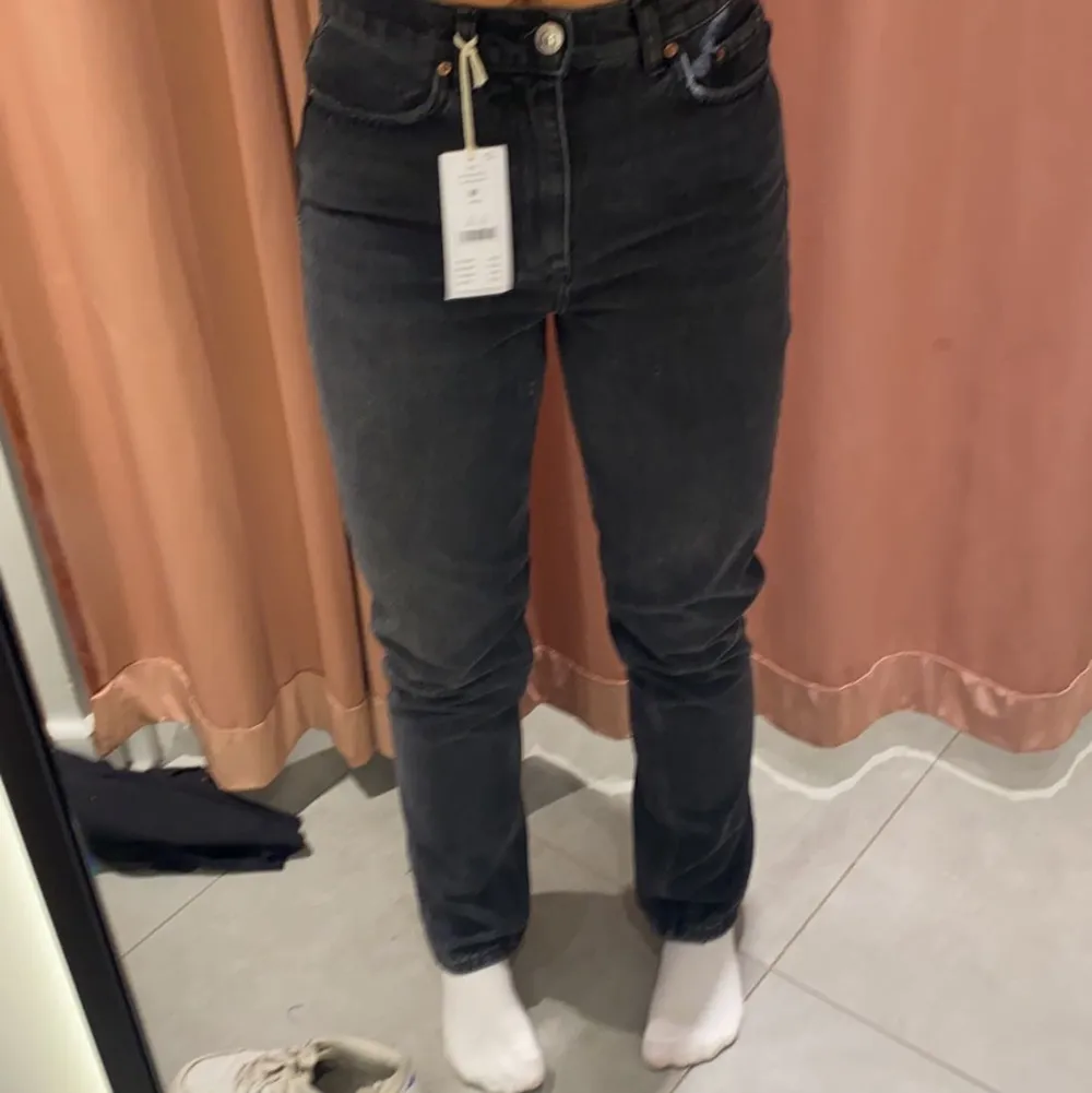 Full length jeans från Gina Tricot oanvända. Nypris 599kr. . Jeans & Byxor.