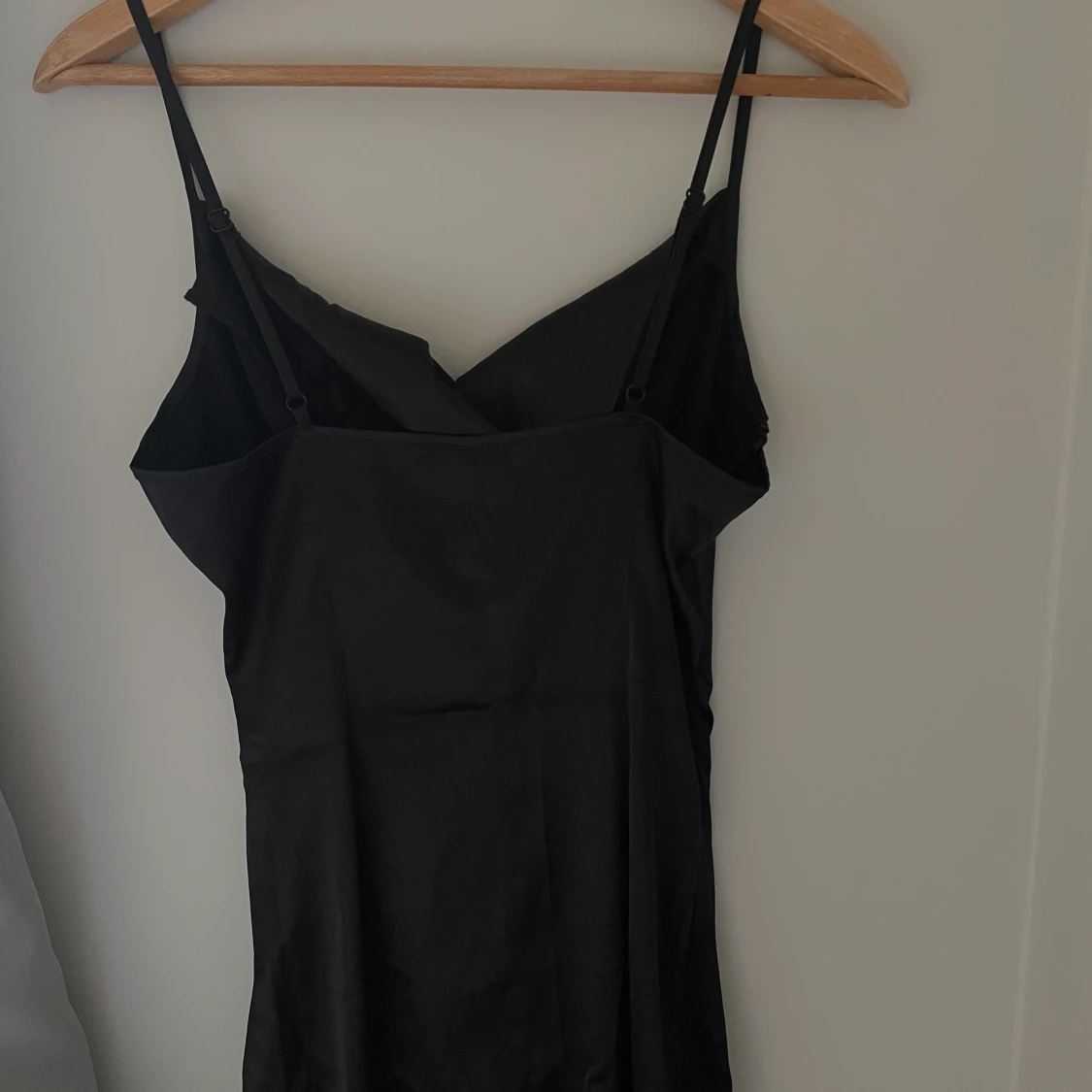 Svart satinkläning  - 91