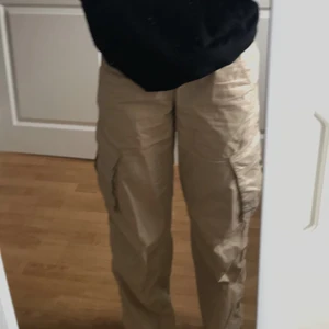 Beige cargobyxor - Beige cargobyxor från H&M. Storlek 36