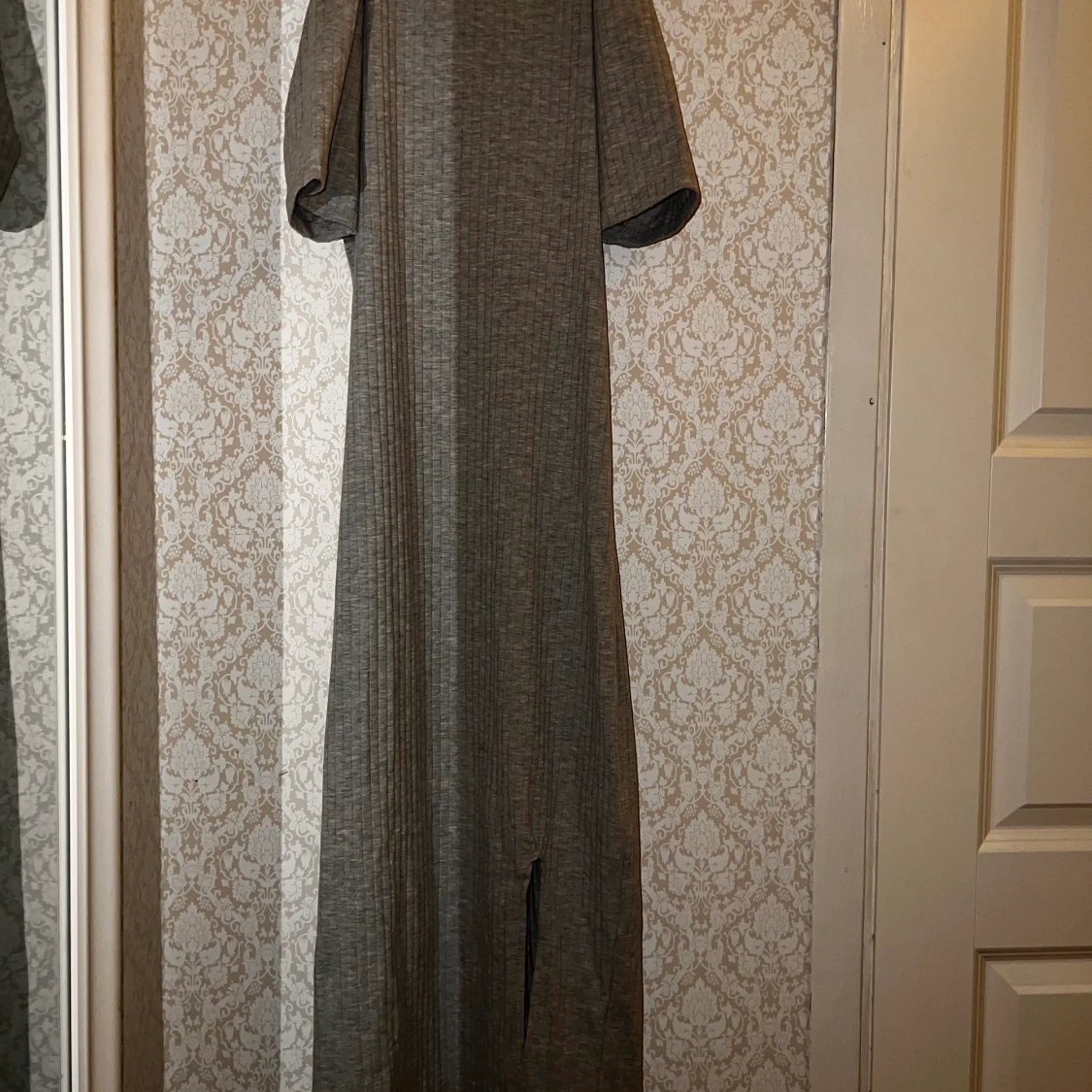 Lång klänning med mini slit i fram - 90