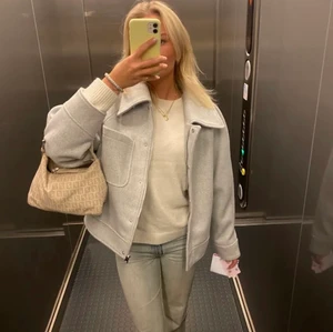 Na-kd kappa - Väldigt populär grå kappa från na-kd.  bra skick! 2 BILDERNA ÄR LÅNADE. Hör av er vid fler frågor. Sitter som en stor S  HÖGSTA BUD:900