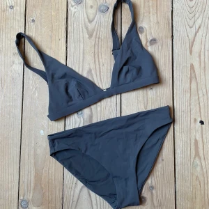 Grå bikini - Skitnygg bikini som är sparsamt använd. Från hm men tycker den påminner om Filippa K’s bikinis i den stilrena looken. 