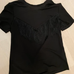 T-shirt  - Svart T-shirt med detalj🥰