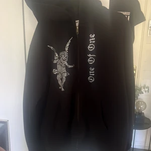 One Of One Zip hoodie - En one of one zip hoodie. Den är ganska liten för sin storlek en xl är 180 o har en ganska smal passform.