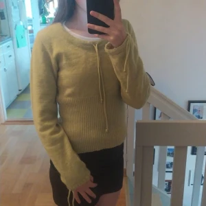 Nygårdsanna stickad tröja - En stickad tröja från Nygårdsanna som min mamma har haft. Säljs pga den är för liten för henne och den är knappt andvänd. Nypris på ungefär 1-2 tusen. Stl 34/36. Frakten ingår ej i priset.