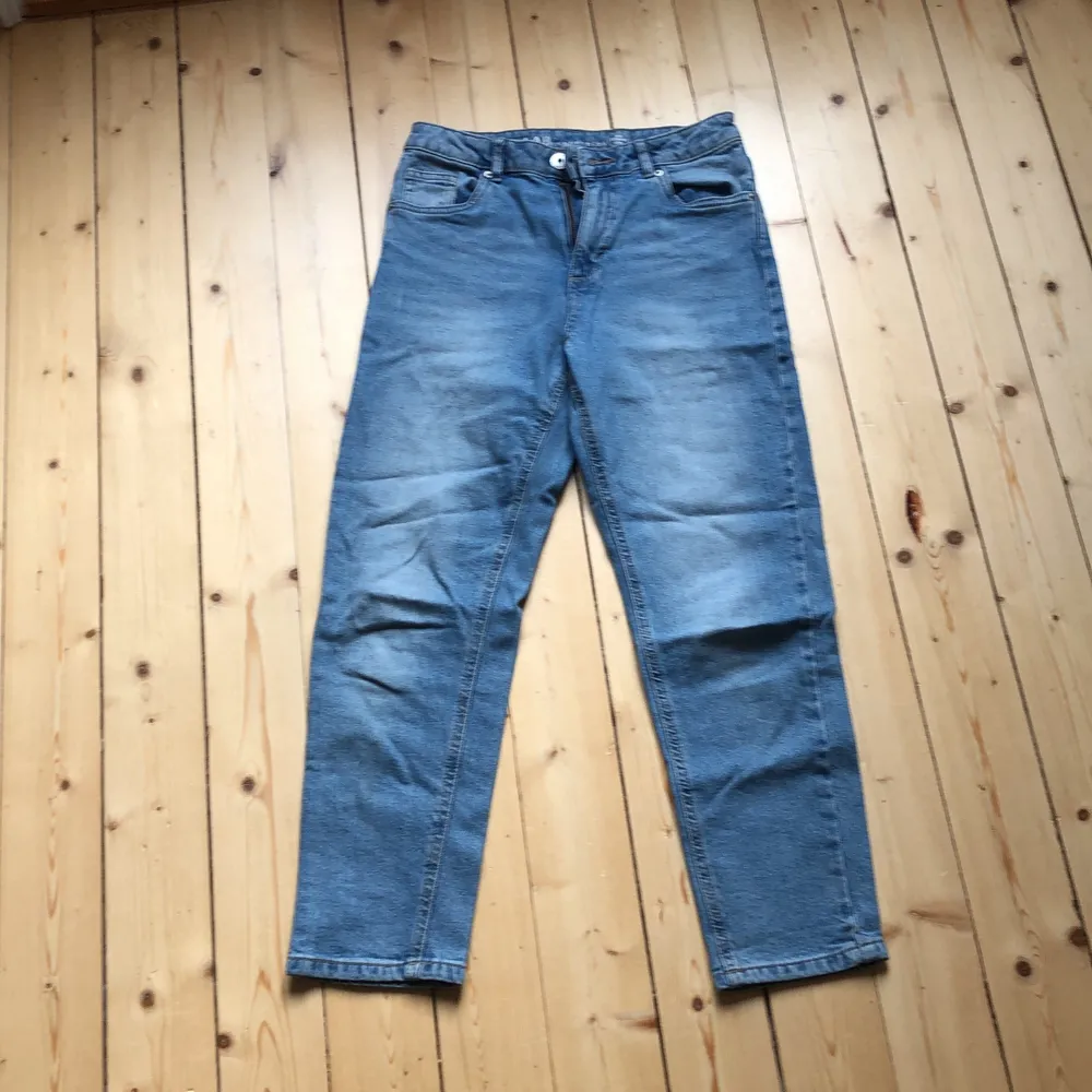 Säljer dessa jeans p.g.a att jag vuxit ur de. Mellanblå till färgen och modellen är lite kortare i benlängden. Nypris var 299 säljes för 75+frakt. Storlek 152!. Jeans & Byxor.
