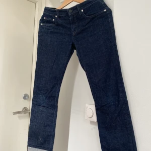 Mörkblå jeans - Mörkblå jeans. Slim fit. Storlek 28/34