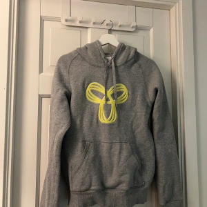 Tna hoodie  - As skön och snygg grå hoodie från aritzia, tna. 🔥🔥🤌🏽💕