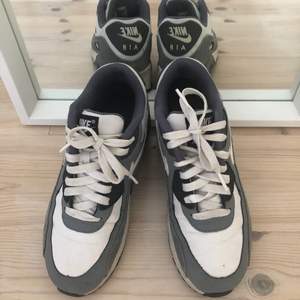 Grå och vita Nike air max sneakers! Köpt för länge sen men knappt använda.