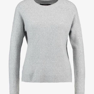 Stickad grå tröja - Säljer en fin stickad grå tröja. Skriv om ni är intresserade. Säljer för 199kr. Tryck EJ på köp direkt💞 