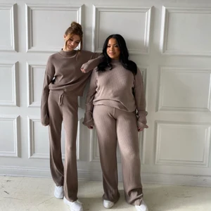 LXA mjukisset - Säljer mitt fina LXA mjukisset som tyvärr inte kommer till användning, tröjan är xs och byxorna i s, säljs ihop. nypris är 1440kr. frakt ingår ej, skriv för fler bilder💕