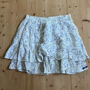 Denna vita kjol med gula och blåa prickar säljer jag för 50 kr + frankt. Den är i god kvalite och är köpt i Frankrike. Den är från Lili Gaufrette och är för 10 åringar.